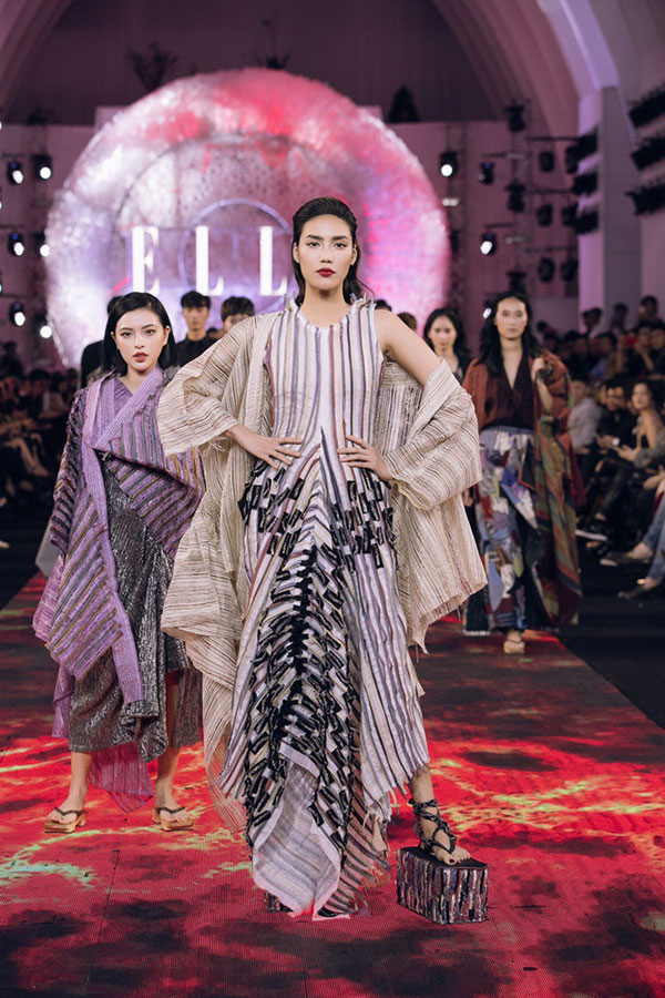 Tăng Thanh Hà ra mắt BST mới sau 8 năm ấp ủ, Lan Khuê đi giày kỳ lạ khiến ai cũng phải hoang mang