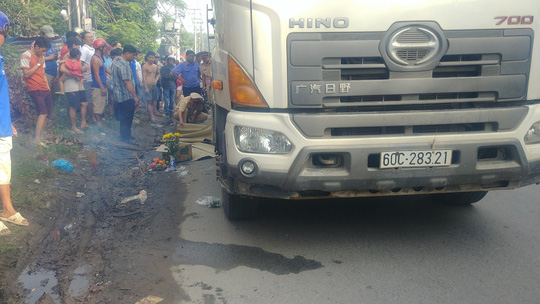 Mẹ điên loạn, gào thét khi thấy xe bồn cán chết con gái 6 tuổi
