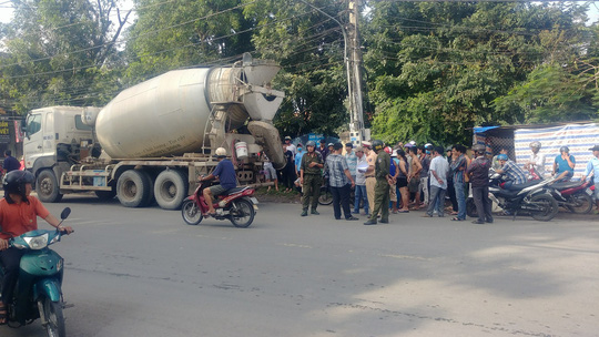 Mẹ điên loạn, gào thét khi thấy xe bồn cán chết con gái 6 tuổi