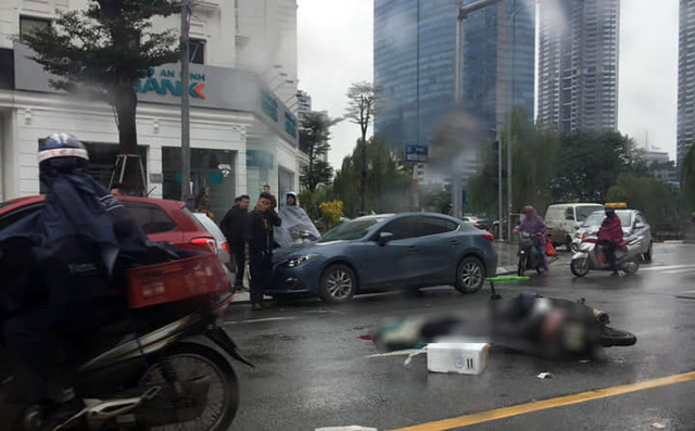 Người đàn ông đi xe máy tử vong giữa phố Hà Nội sau va chạm với ô tô