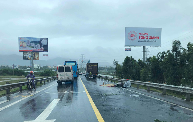 Xe máy va chạm với ôtô chở thư báo, một phụ nữ tử vong