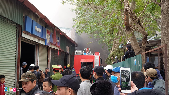 Video ảnh: Nhiều xế hộp bị thiêu rụi trong vụ cháy gara gần sân Mỹ Đình