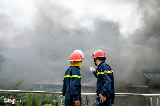 Video ảnh: Nhiều xế hộp bị thiêu rụi trong vụ cháy gara gần sân Mỹ Đình