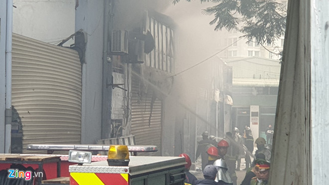 Video ảnh: Nhiều xế hộp bị thiêu rụi trong vụ cháy gara gần sân Mỹ Đình