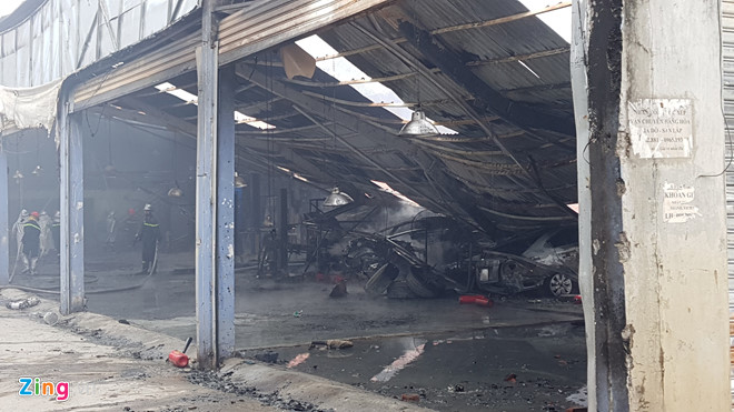 Video ảnh: Nhiều xế hộp bị thiêu rụi trong vụ cháy gara gần sân Mỹ Đình