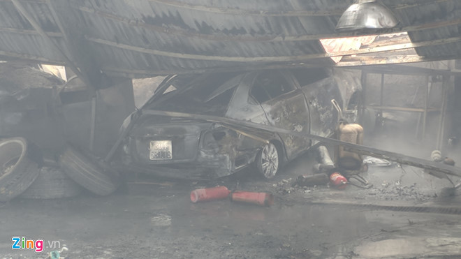 Video ảnh: Nhiều xế hộp bị thiêu rụi trong vụ cháy gara gần sân Mỹ Đình