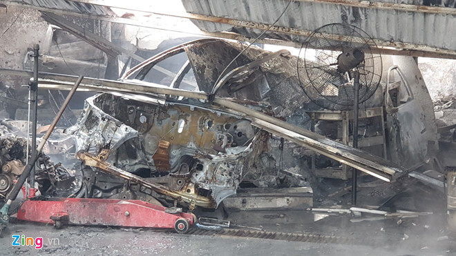Video ảnh: Nhiều xế hộp bị thiêu rụi trong vụ cháy gara gần sân Mỹ Đình