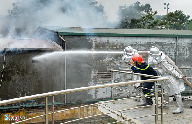 Video ảnh: Nhiều xế hộp bị thiêu rụi trong vụ cháy gara gần sân Mỹ Đình