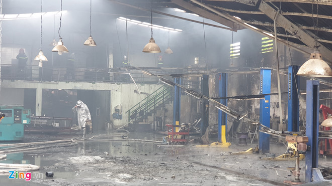 Video ảnh: Nhiều xế hộp bị thiêu rụi trong vụ cháy gara gần sân Mỹ Đình