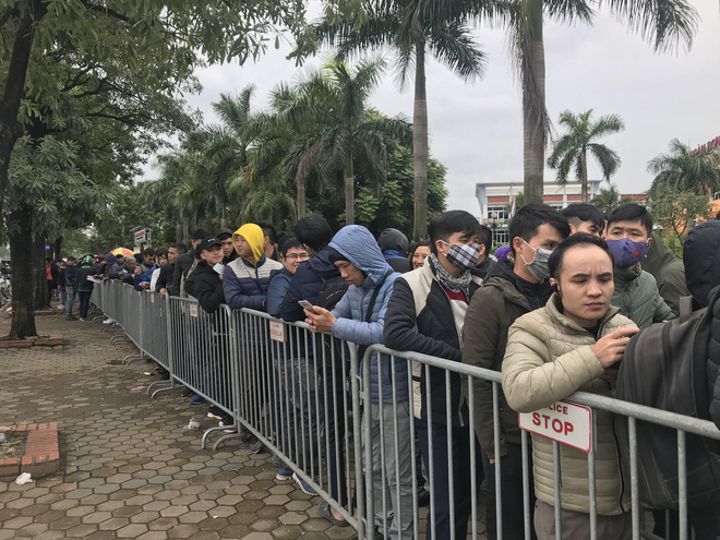 Tận mắt cuộc sang tay cặp vé trận chung kết Việt Nam - Malaysia giá 11 triệu trước cổng liên đoàn