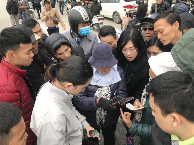 Tận mắt cuộc sang tay cặp vé trận chung kết Việt Nam - Malaysia giá 11 triệu trước cổng liên đoàn