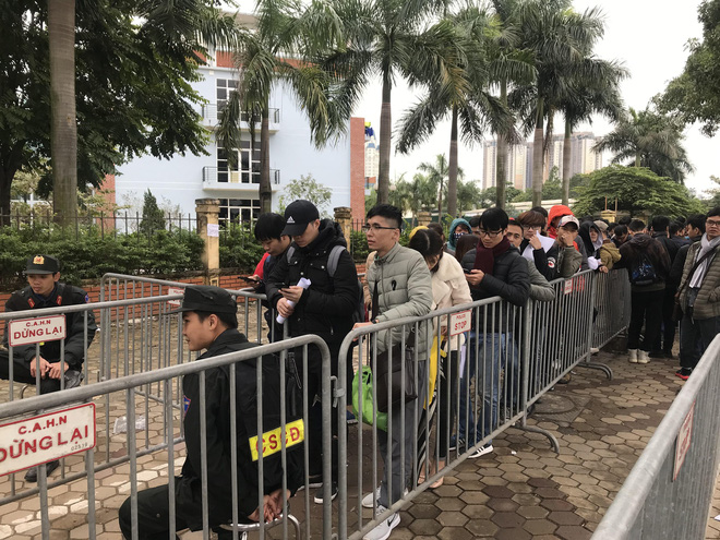 Tận mắt cuộc sang tay cặp vé trận chung kết Việt Nam - Malaysia giá 11 triệu trước cổng liên đoàn