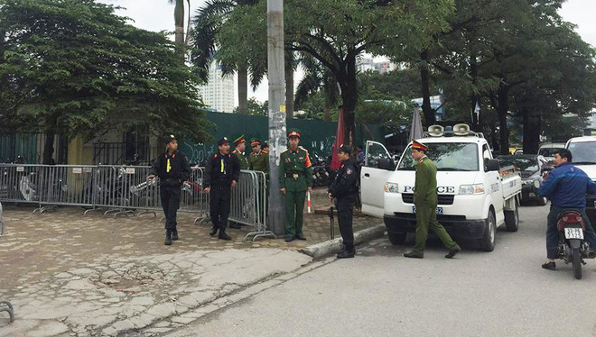 Tận mắt cuộc sang tay cặp vé trận chung kết Việt Nam - Malaysia giá 11 triệu trước cổng liên đoàn