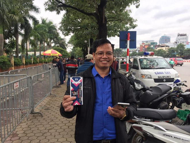 Tận mắt cuộc sang tay cặp vé trận chung kết Việt Nam - Malaysia giá 11 triệu trước cổng liên đoàn