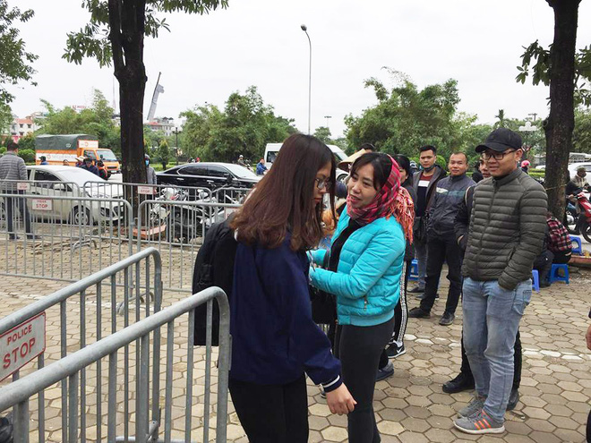 Tận mắt cuộc sang tay cặp vé trận chung kết Việt Nam - Malaysia giá 11 triệu trước cổng liên đoàn