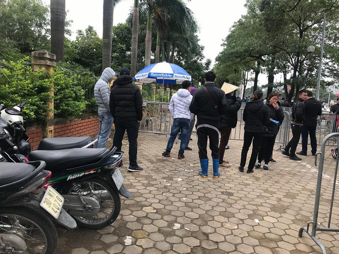 Tận mắt cuộc sang tay cặp vé trận chung kết Việt Nam - Malaysia giá 11 triệu trước cổng liên đoàn