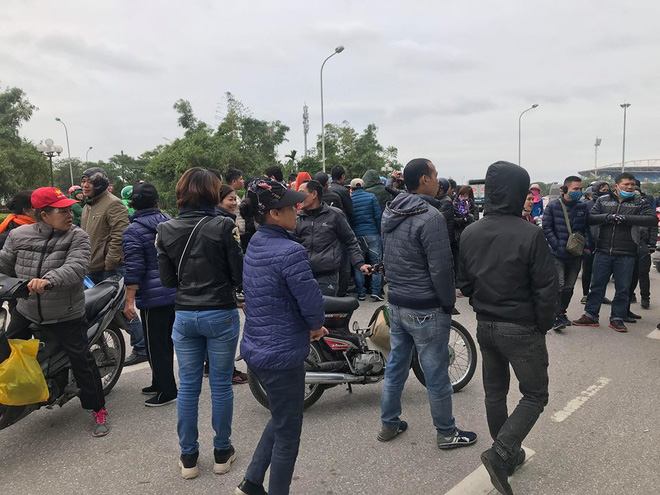 Tận mắt cuộc sang tay cặp vé trận chung kết Việt Nam - Malaysia giá 11 triệu trước cổng liên đoàn