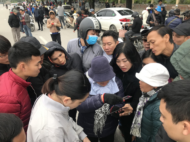 Tận mắt cuộc sang tay cặp vé trận chung kết Việt Nam - Malaysia giá 11 triệu trước cổng liên đoàn