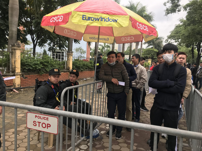 Tận mắt cuộc sang tay cặp vé trận chung kết Việt Nam - Malaysia giá 11 triệu trước cổng liên đoàn