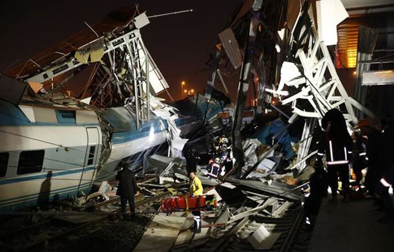 Tàu cao tốc đâm cầu vượt ở Thổ Nhĩ Kỳ, thương vong lớn