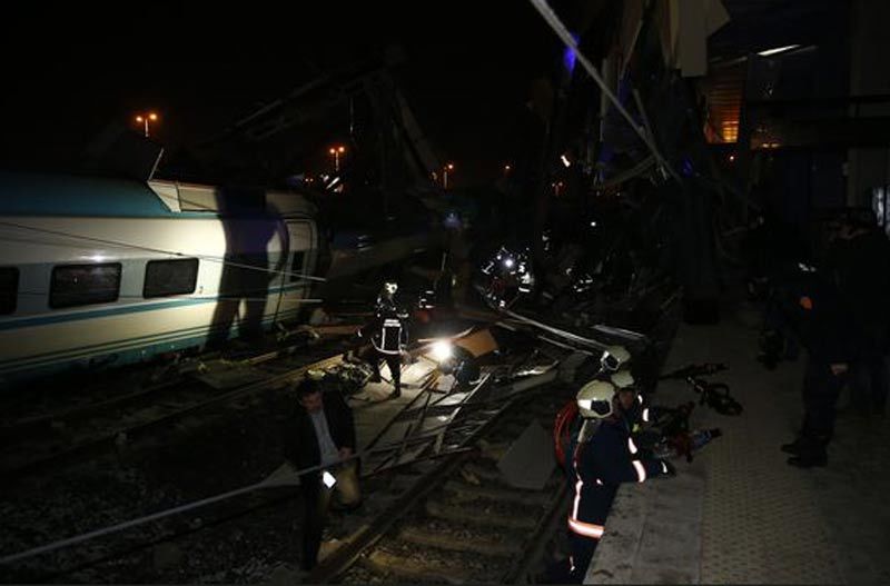 Tàu cao tốc đâm cầu vượt ở Thổ Nhĩ Kỳ, thương vong lớn