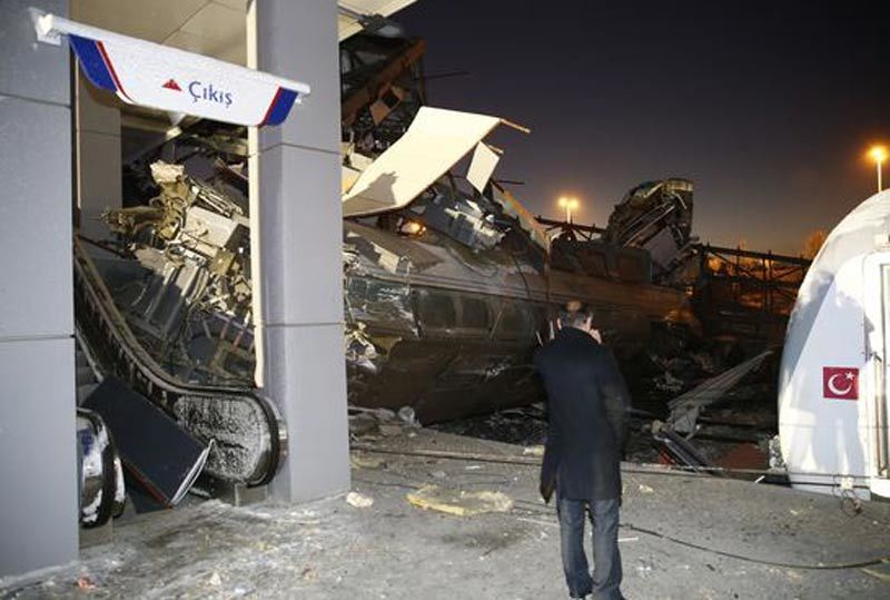 Tàu cao tốc đâm cầu vượt ở Thổ Nhĩ Kỳ, thương vong lớn