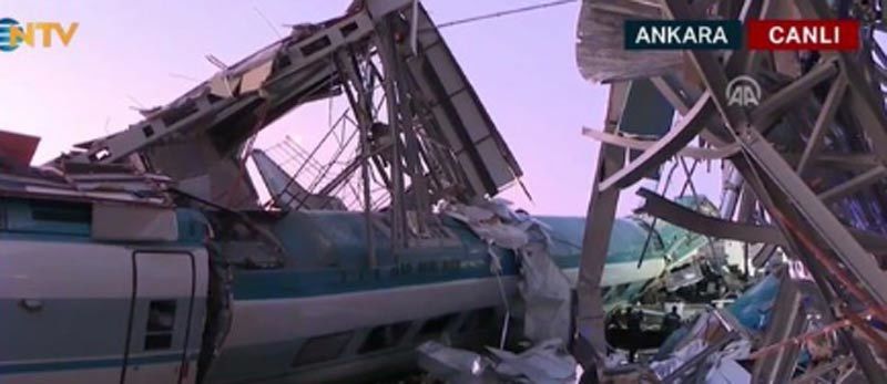 Tàu cao tốc đâm cầu vượt ở Thổ Nhĩ Kỳ, thương vong lớn