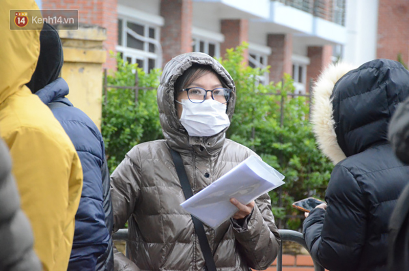 Hàng ngàn người xếp hàng dưới cái lạnh 13 độ để chờ nhận vé xem chung kết của đội tuyển Việt Nam