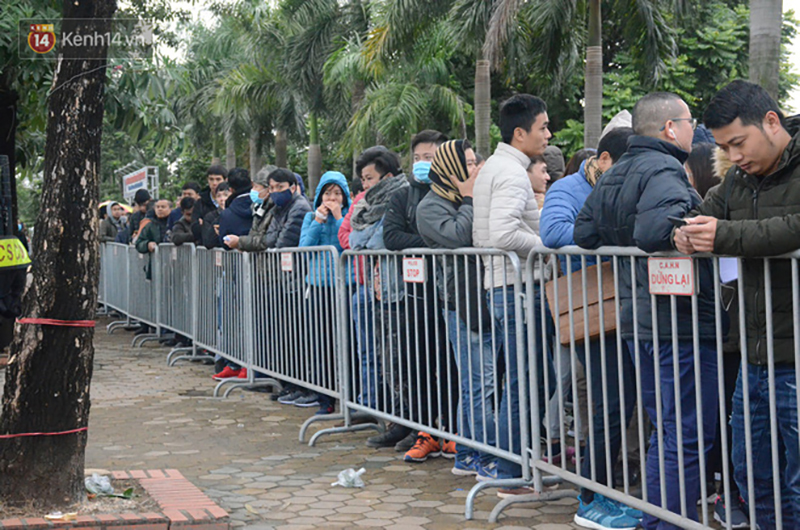 Hàng ngàn người xếp hàng dưới cái lạnh 13 độ để chờ nhận vé xem chung kết của đội tuyển Việt Nam