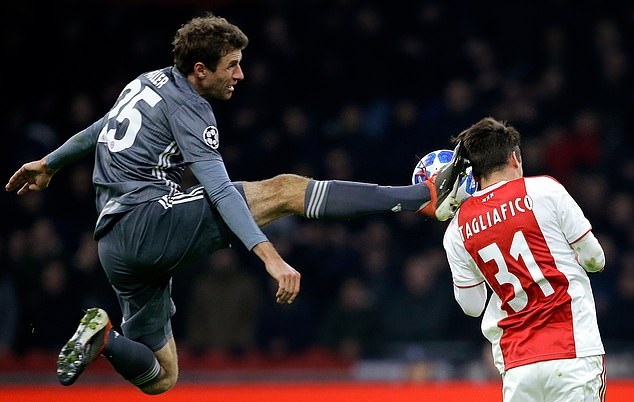 Ajax và Bayern Munich cầm chân nhau trong trận cầu siêu kịch tính