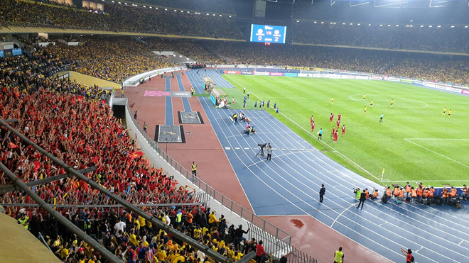 CĐV Việt một mình ngồi ở khán đài Malaysia: Chỉ dám vui trong âm thầm