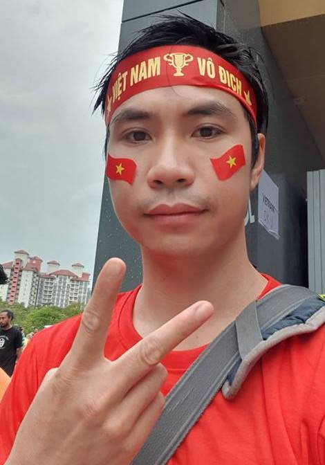 CĐV Việt một mình ngồi ở khán đài Malaysia: Chỉ dám vui trong âm thầm
