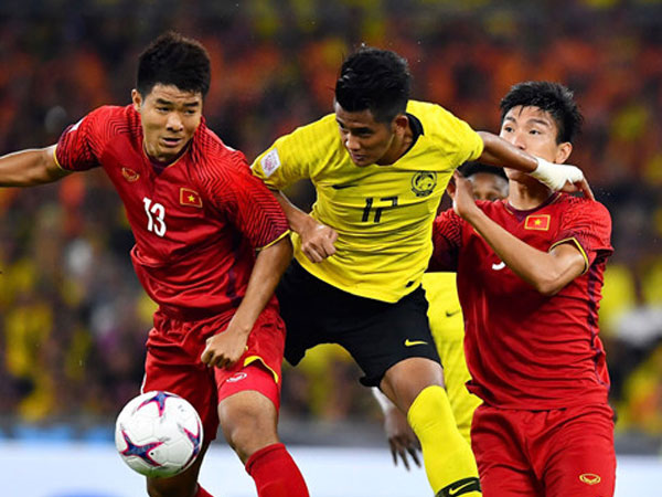 Vé xem bóng đá: Tiền vào túi ai?