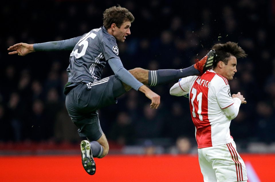 SỐC: Tuyển thủ Đức đá kung-fu thẳng vào đầu đối thủ tại Champions League