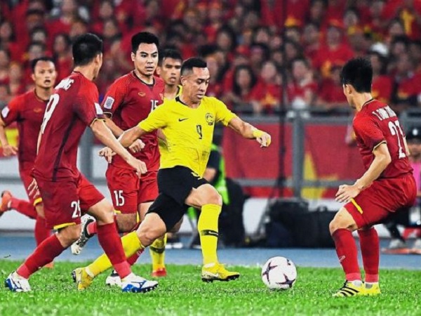 HLV Malaysia tố cầu thủ Việt Nam chơi tiểu xảo, hay chọc tức đối phương