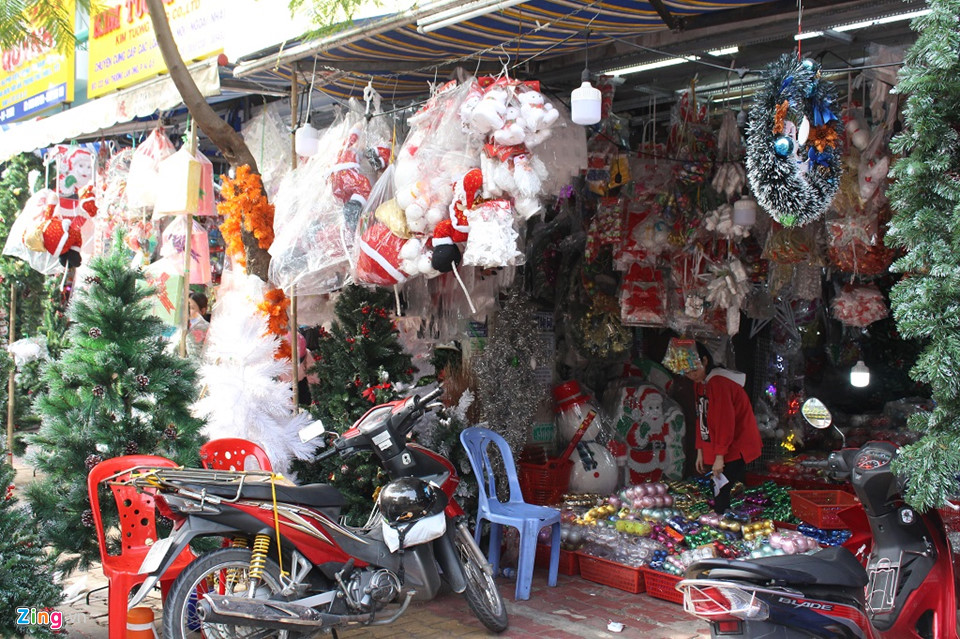 Người Sài Gòn tất bật mua đồ Giáng sinh, thông gần chục triệu bán chạy