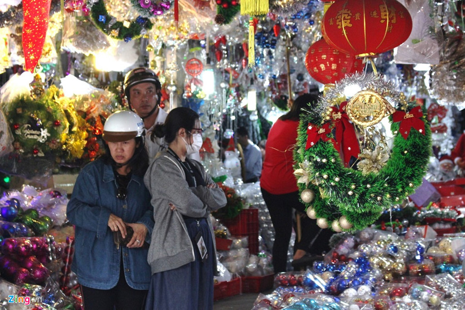 Người Sài Gòn tất bật mua đồ Giáng sinh, thông gần chục triệu bán chạy