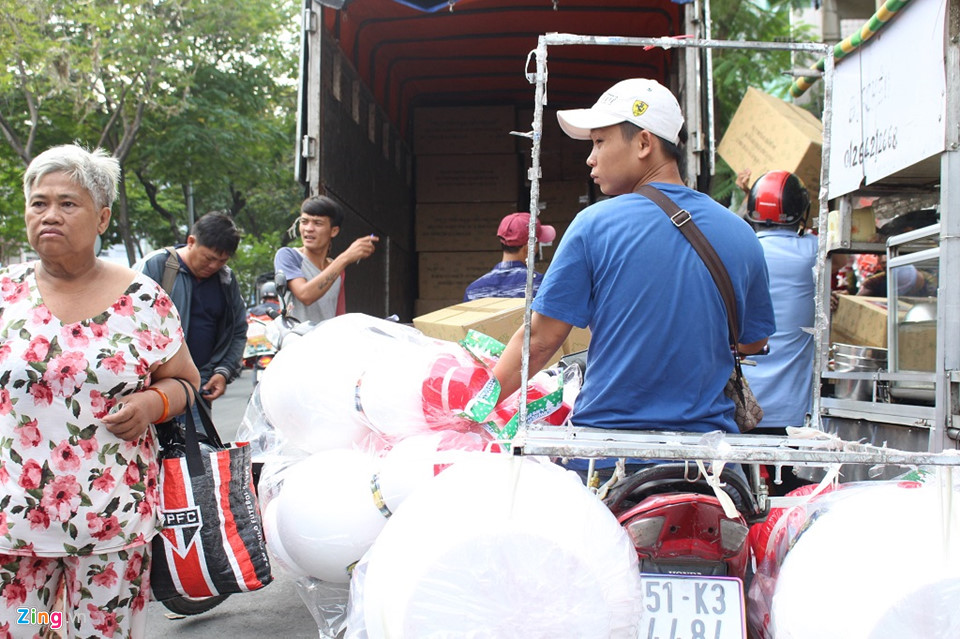 Người Sài Gòn tất bật mua đồ Giáng sinh, thông gần chục triệu bán chạy