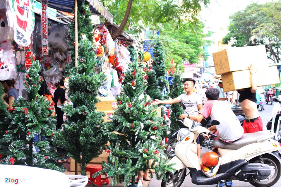 Người Sài Gòn tất bật mua đồ Giáng sinh, thông gần chục triệu bán chạy