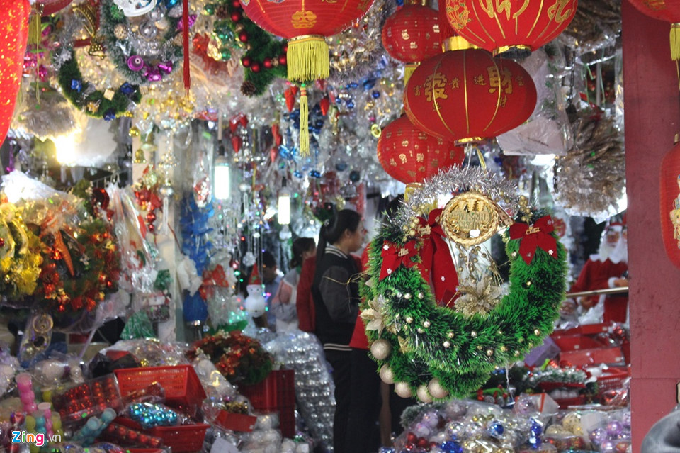 Người Sài Gòn tất bật mua đồ Giáng sinh, thông gần chục triệu bán chạy