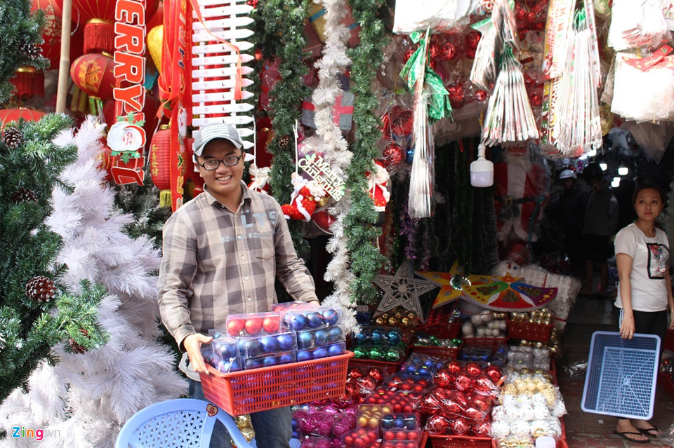 Người Sài Gòn tất bật mua đồ Giáng sinh, thông gần chục triệu bán chạy