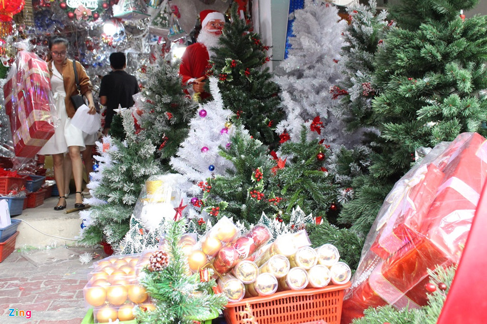 Người Sài Gòn tất bật mua đồ Giáng sinh, thông gần chục triệu bán chạy