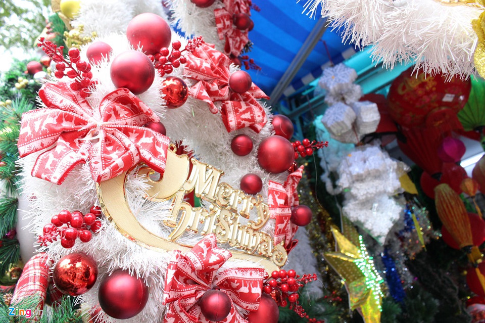 Người Sài Gòn tất bật mua đồ Giáng sinh, thông gần chục triệu bán chạy