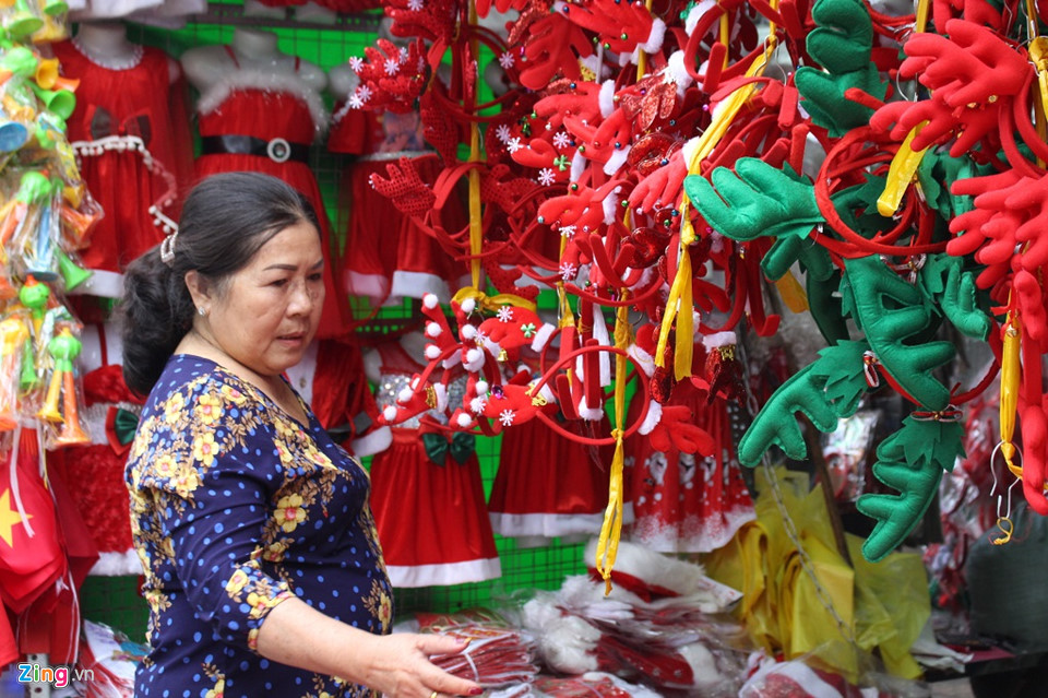 Người Sài Gòn tất bật mua đồ Giáng sinh, thông gần chục triệu bán chạy