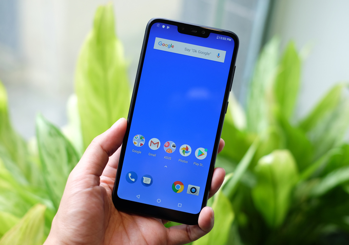 Smartphone màn hình tai thỏ, pin 2 ngày giá 139 USD