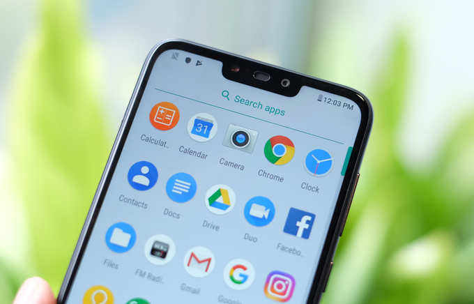 Smartphone màn hình tai thỏ, pin 2 ngày giá 139 USD