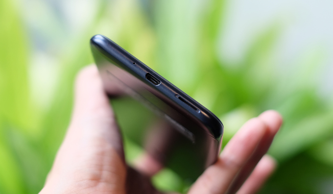 Smartphone màn hình tai thỏ, pin 2 ngày giá 139 USD