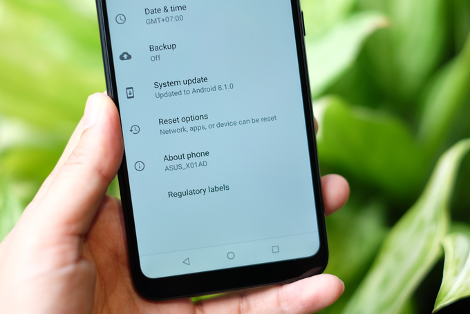 Smartphone màn hình tai thỏ, pin 2 ngày giá 139 USD