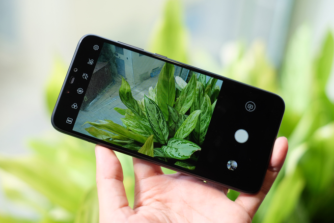 Smartphone màn hình tai thỏ, pin 2 ngày giá 139 USD