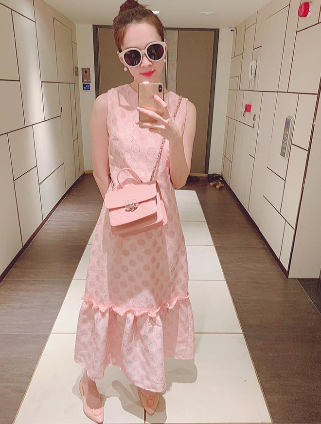 Không hẳn là cách diện đồ, đây mới chính là tuyệt chiêu HH Thu Thảo áp dụng để ăn gian tuổi